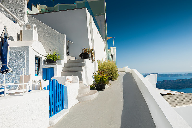 希腊圣托里尼岛上的白色建筑。