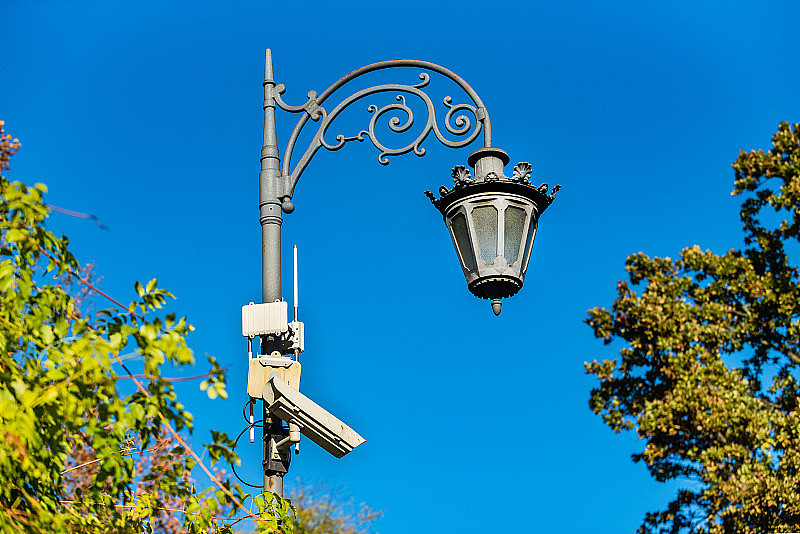 公园内用于街道监控的路灯和监控摄像头