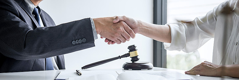 男律师与女客户的咨询服务合作，良好的交易协议、法律和法律概念后的握手