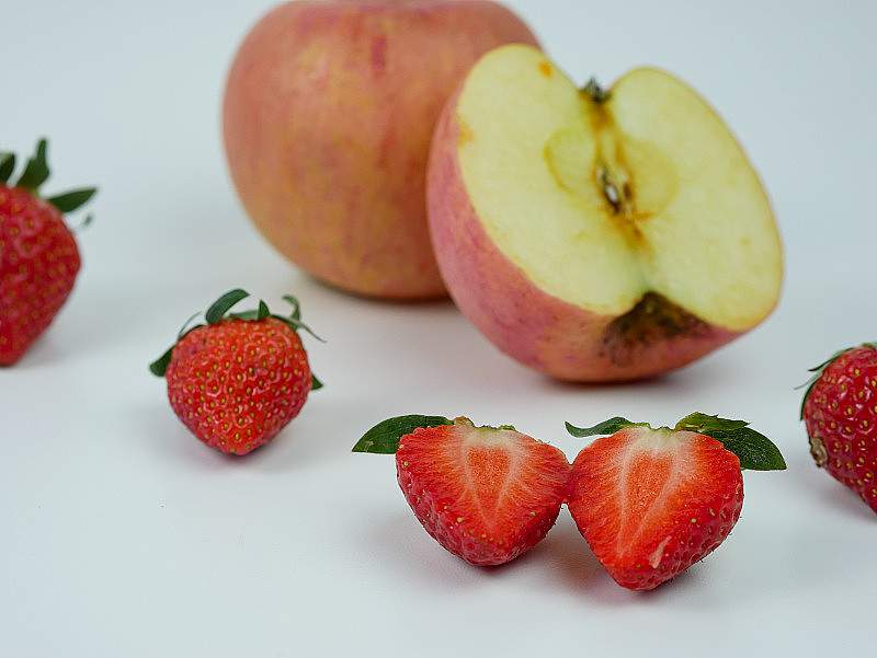 白底草莓和苹果切片。健康的水果的概念