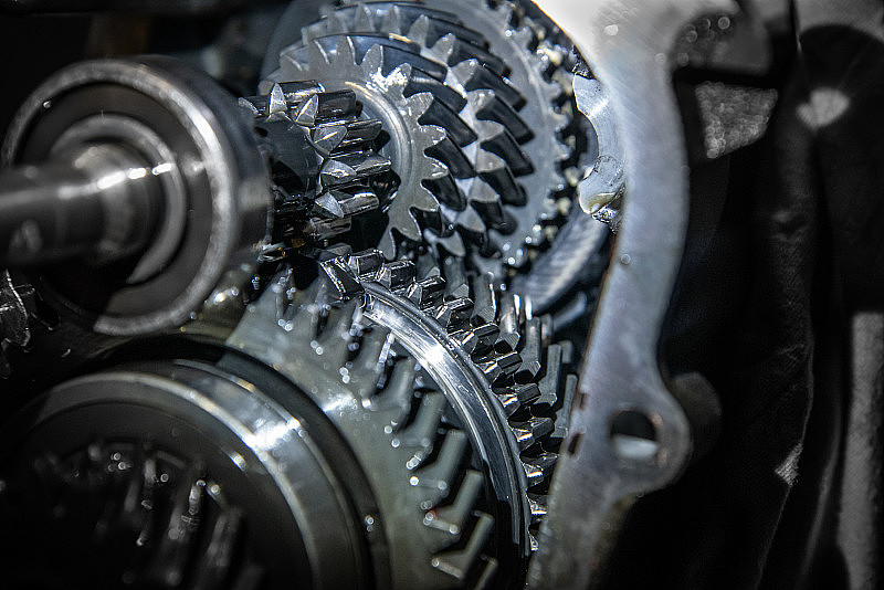 汽车变速器，变速箱与可见的齿轮和齿轮在车库。