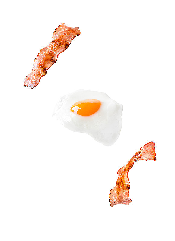 培根和鸡蛋作为英式早餐漂浮在白色的背景上