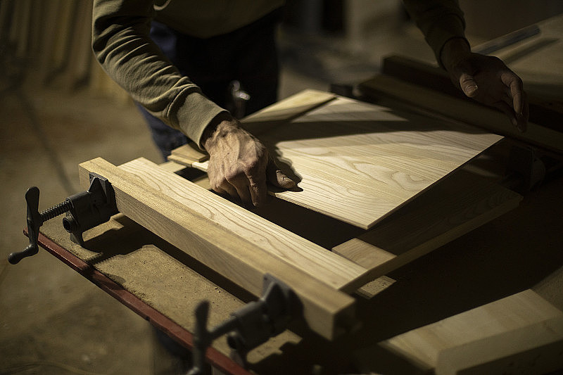 使用木材。固定板。木匠安装部分。木材加工。木工车间细节。