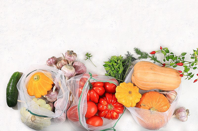 环保袋装健康天然食品，健康生活理念，零浪费。送餐、捐赠、疫情隔离。蔬菜，水果和绿色蔬菜包装