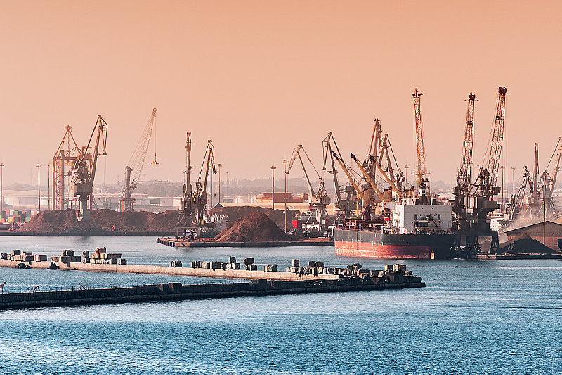 鸟瞰塞萨洛尼基大型货运海港，船上有船舶和起重机。经济、工业和贸易概念