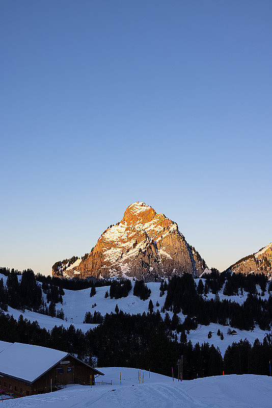 令人惊叹的日出，前面是一座名为Grosser Mythen的大山，山顶上有阳光。在瑞士中心拍摄的史诗般的长镜头。美丽的风景与雄伟的山谁得到阳光。