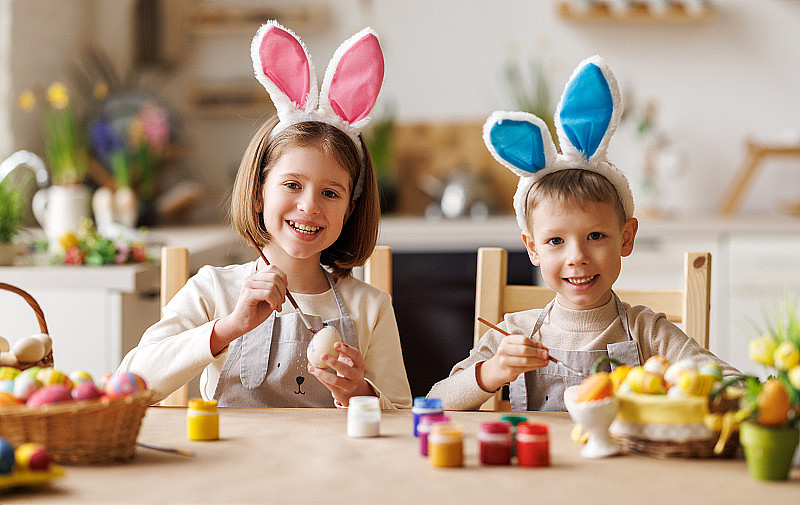 复活节快乐!有趣的长耳朵的孩子们正准备去度假