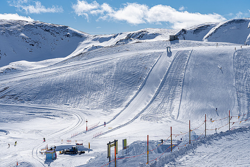 风景优美的滑雪坡和有趣的公园在利维尼奥，意大利。欧洲阿尔卑斯山著名的滑雪胜地。雪山、房屋和滑雪场