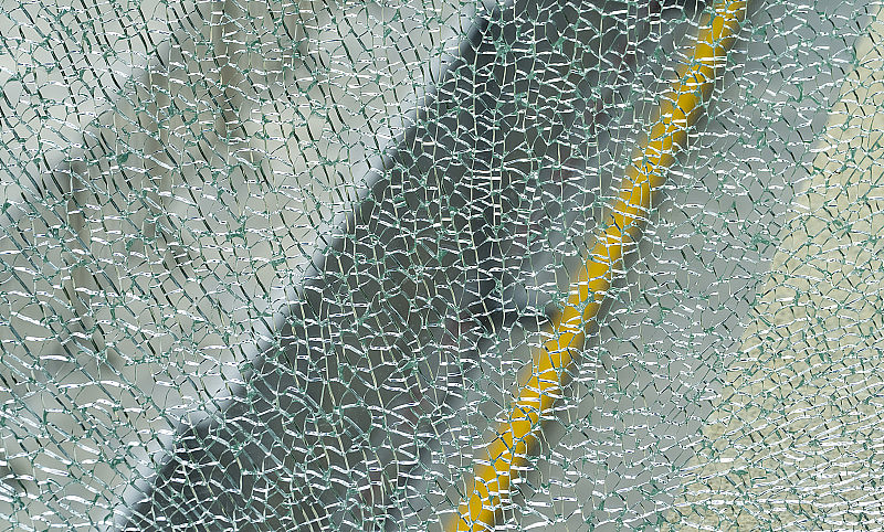 破碎的窗户背景，破碎的玻璃墙