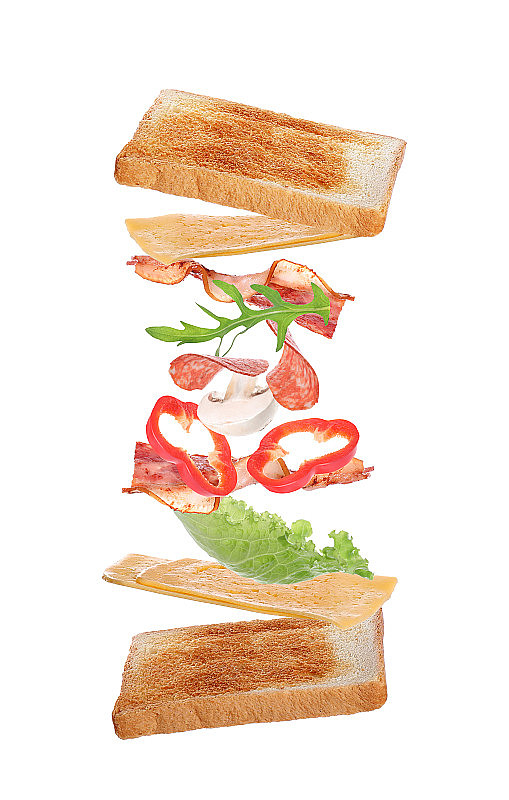 美味的三明治，配上飞吐司面包，煎培根和其他配料，涂在白色的底色上