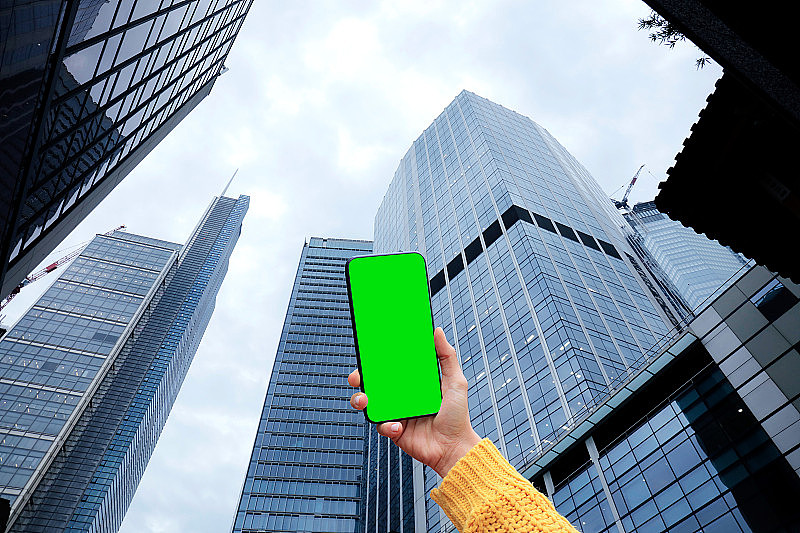 伦敦的绿色屏幕手持智能手机