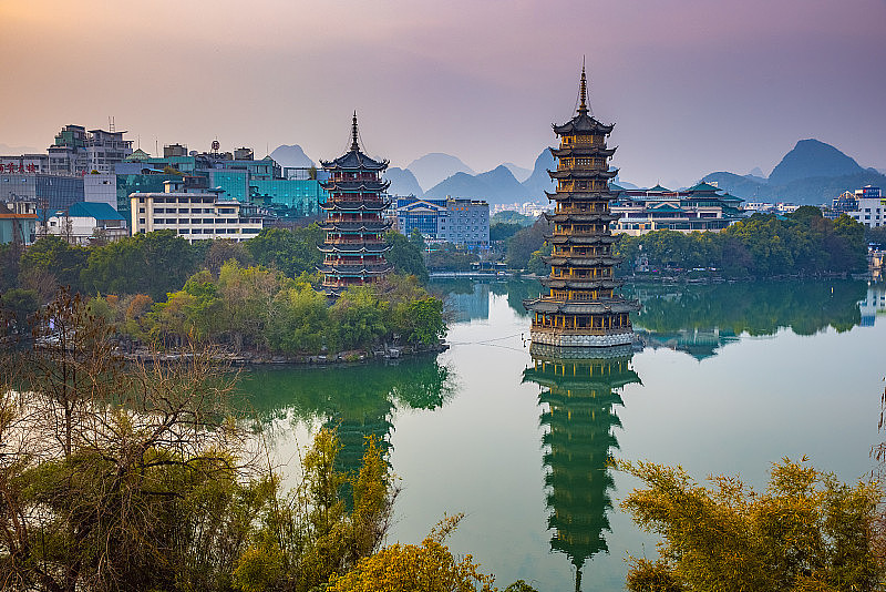 中国桂林市区的日月宝塔。