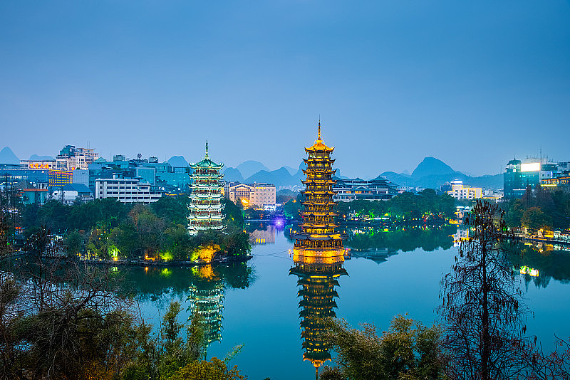 日月塔夜景，桂林，中国