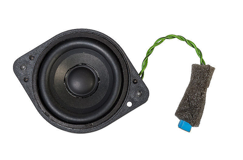 音响系统的扬声器，用于在照相馆的白色孤立背景上在汽车内部播放音乐的音响。汽车修理用的零配件，在车间或出售用于调试的零配件。