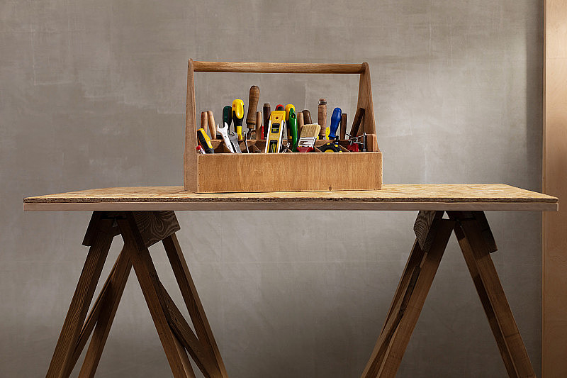 构造工具和工具箱在木桌背景纹理。工具箱和工具箱