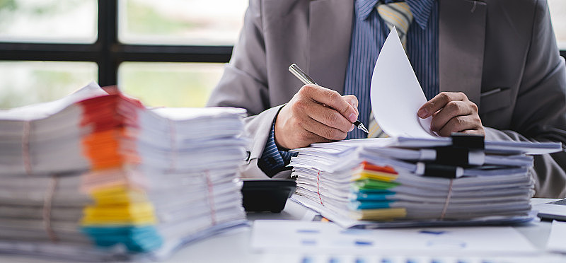 商务文件商人检查法律文件审查准备文件或分析报告，税务项目，会计文件，数据合同，办公室合作伙伴协议。