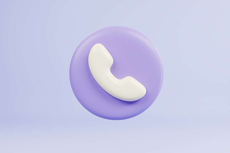 3d最小通话电话和泡沫谈话的蓝色背景。与服务支持热线和呼叫中心图标沟通。紫色电话，用于孤立背景下的客户联系。三维渲染
