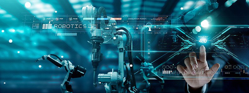 管理工程师触摸工业4.0网络和控制自动化机器人手臂机器在现代虚拟界面数据实时智能工厂，工业数字化制造。