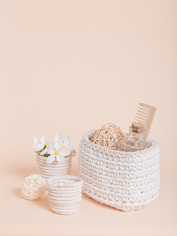 爱好和创意，编织。一套纯棉手工编织的篮子整理器，用于收纳物品、室内装饰和整理家居空间和舒适度