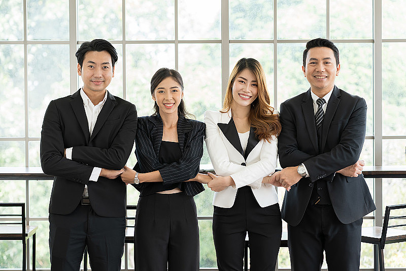 肖像群亚洲商人成功协议投资一起在办公室