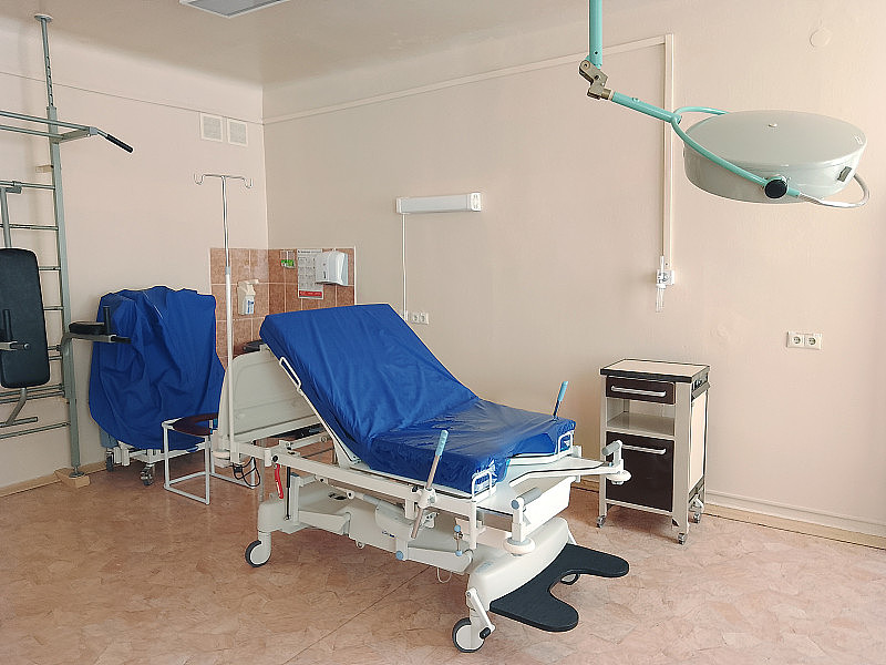 产房配有妇产科轮床，墙栏和便于分娩的医疗设备。产房。现代分娩病房。妇产科医院里面