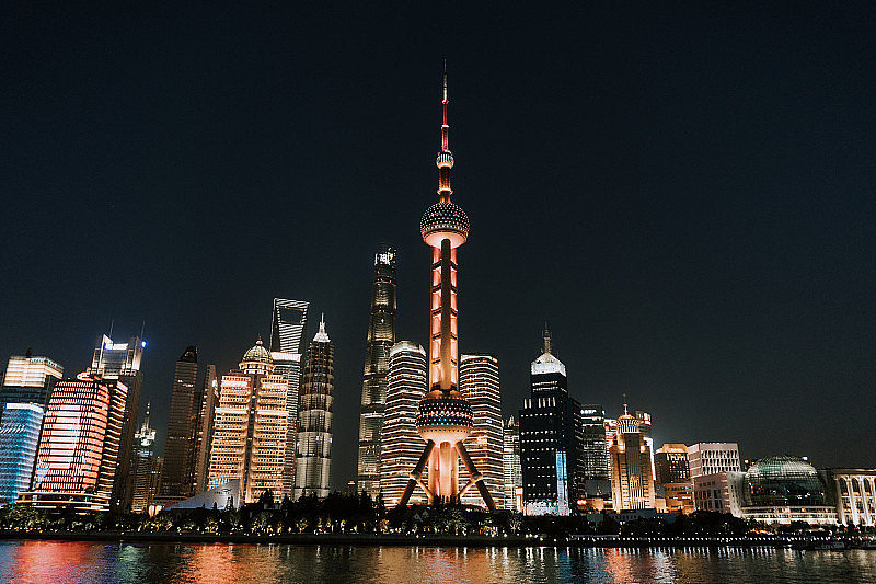 中国上海东方明珠电视中心的城市景观，摩天大楼的城市天际线，建筑和夜晚的大海