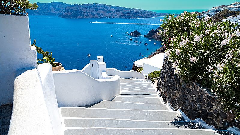 美丽的白色石阶通往希腊圣托里尼岛的海岸线