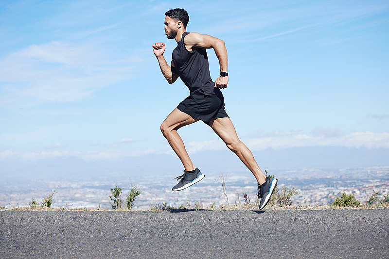 男人在路上跑步，健身训练和跑步为有氧，健康养生为健康生活方式。年轻的跑步者，耐力和运动动机，快速和健康的运动员和锻炼旅程。