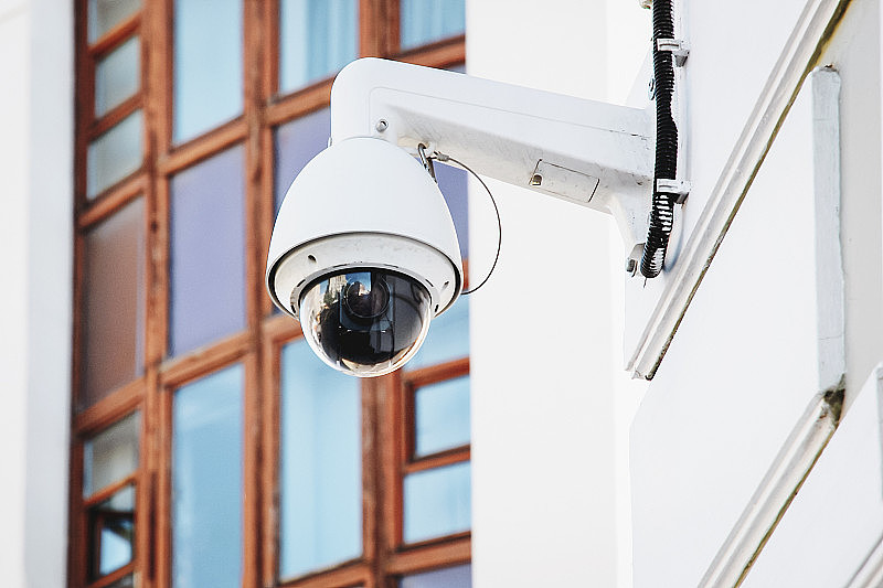 大楼里的监控摄像头，室外的安全监控摄像头