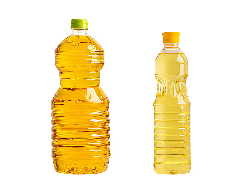 植物油和橄榄油分别装在不同的瓶子里，单独放在白色背景上烹饪。