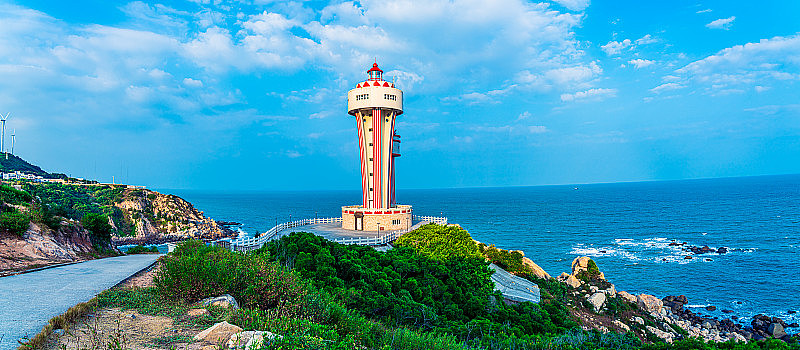 灯塔位于中国广东省南澳岛。南澳三航悬崖灯塔