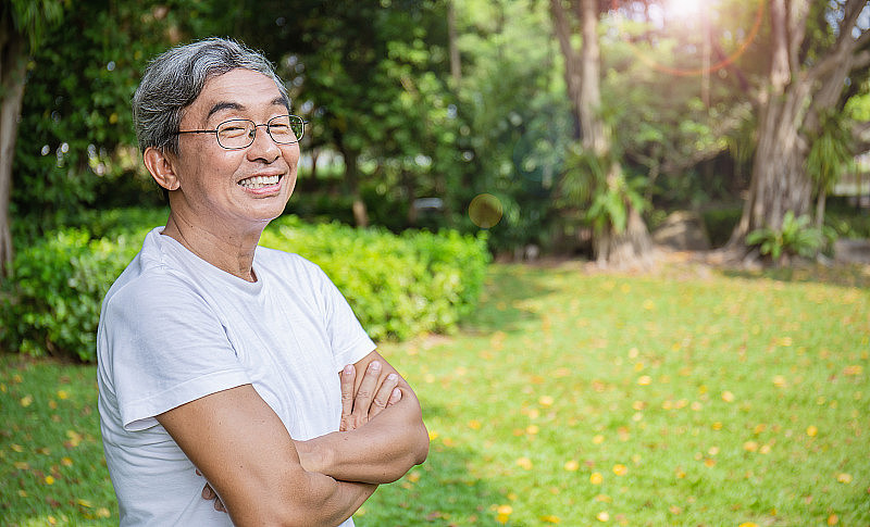 画像健康快乐的亚洲老人在公园户外锻炼伸展手臂。春天养生生活方式爷爷退休养生养生，中国老人养生理念
