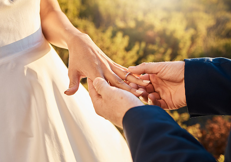情侣牵手，结婚戒指和爱情仪式户外用珠宝和保存日期公告。订婚，一起和结婚的人在本质上的承诺和订婚事件与信仰