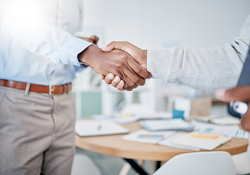 办公室伙伴关系，商务人士握手达成投资协议，合作协议或谈判成功。感谢握手，欢迎和b2b公司合同的团队握手