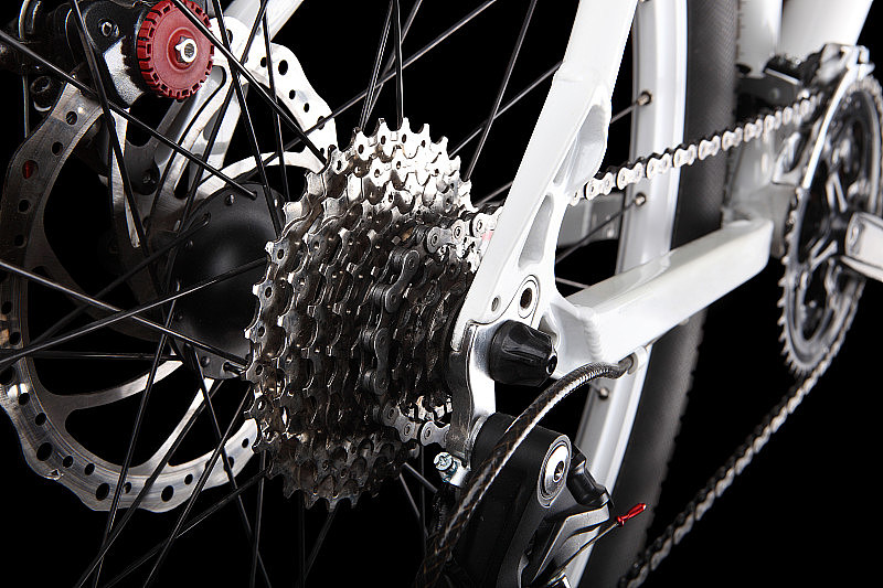 自行车齿轮和后变速器的特写