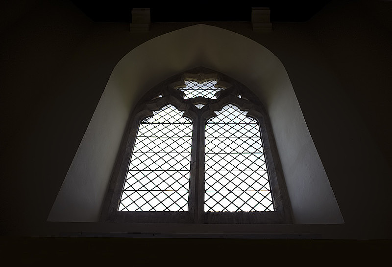 铅玻璃拱形教堂窗户
