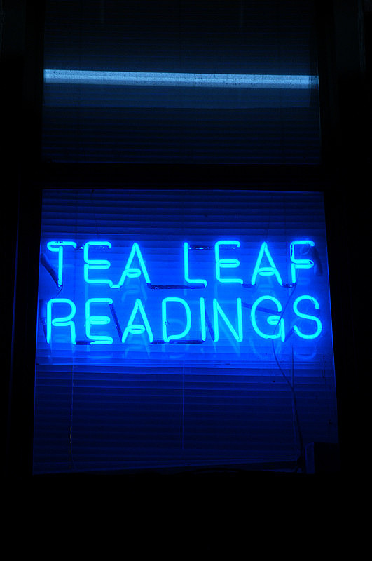 在蓝色霓虹灯占卜茶叶阅读标志