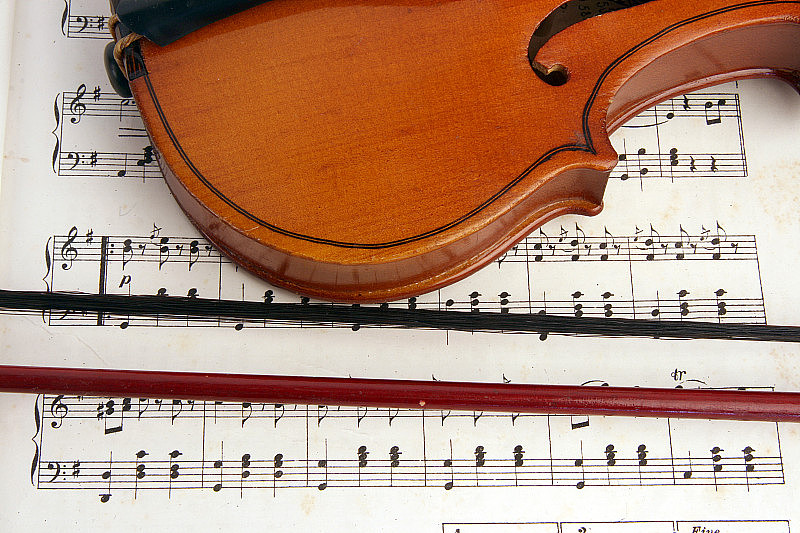 带音符的旧小提琴