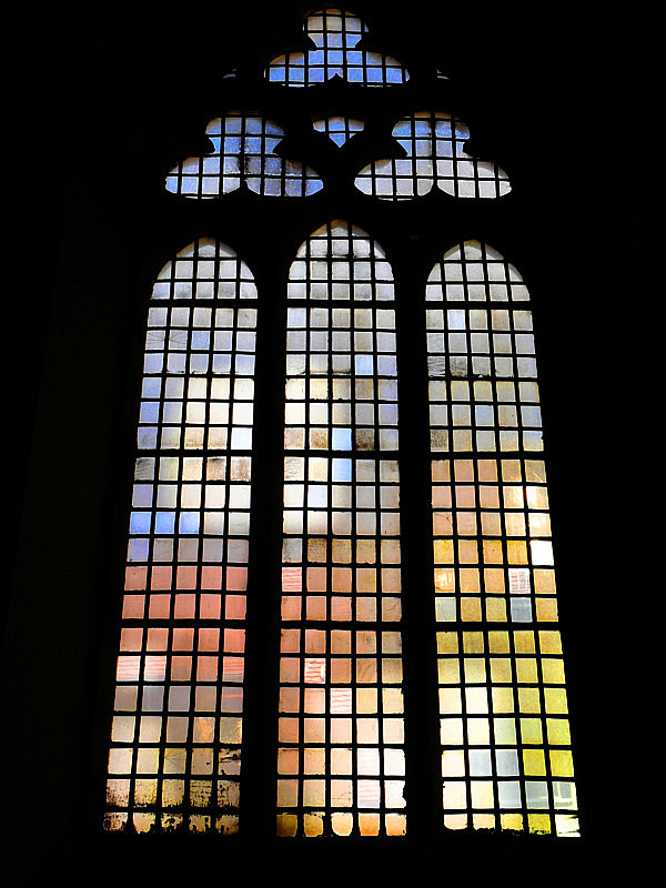 教堂窗户的剪影