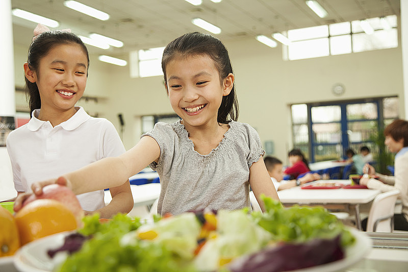 学生们在学校食堂寻求健康食品