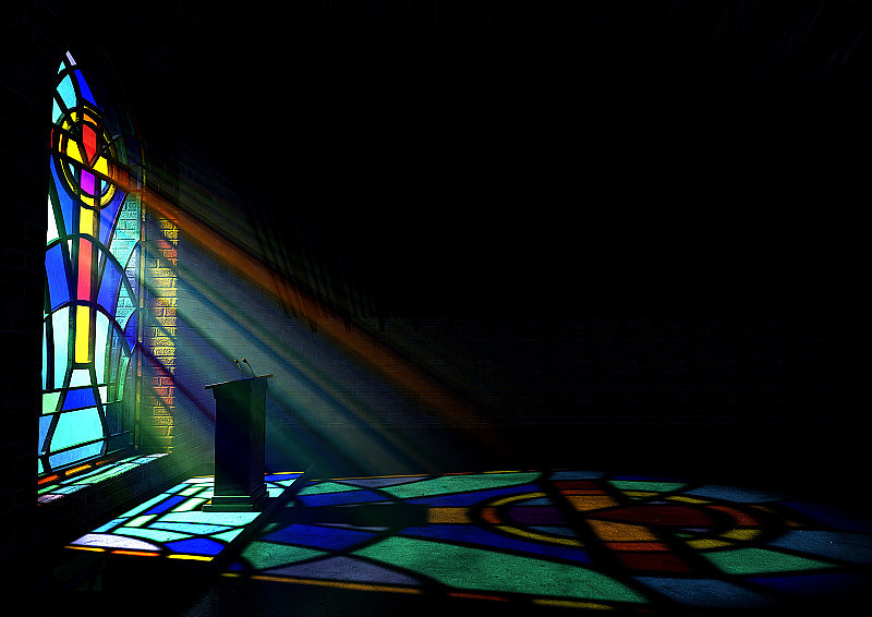 教堂彩色玻璃窗的倒影