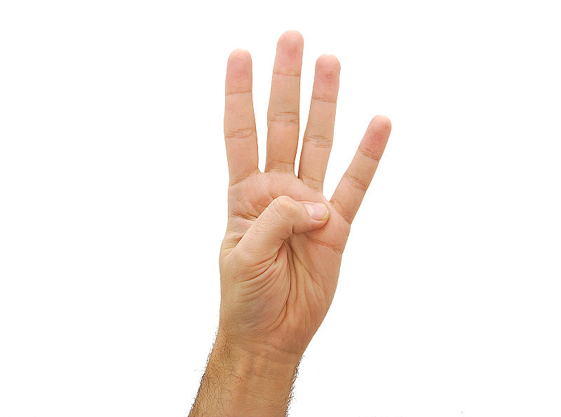 男人的手伸出三根手指。第二个手势孤立在