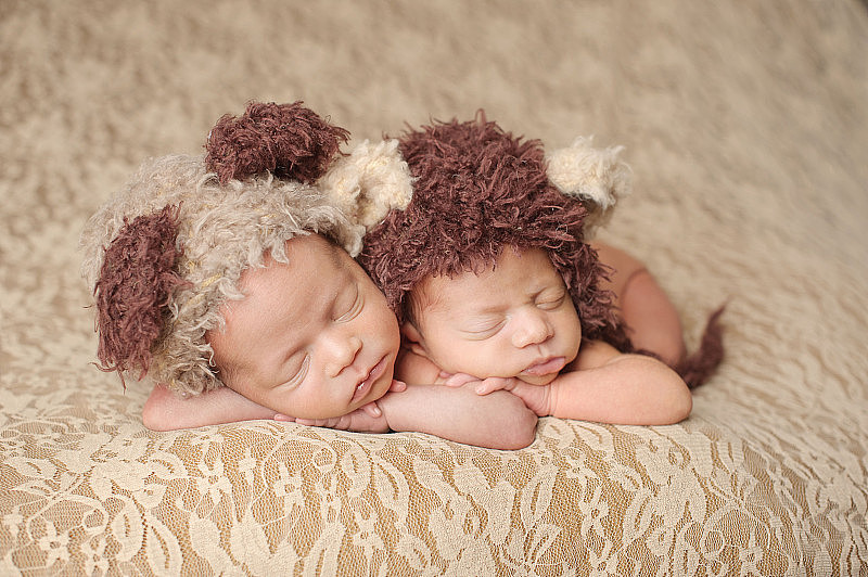 熟睡中的双胞胎女孩