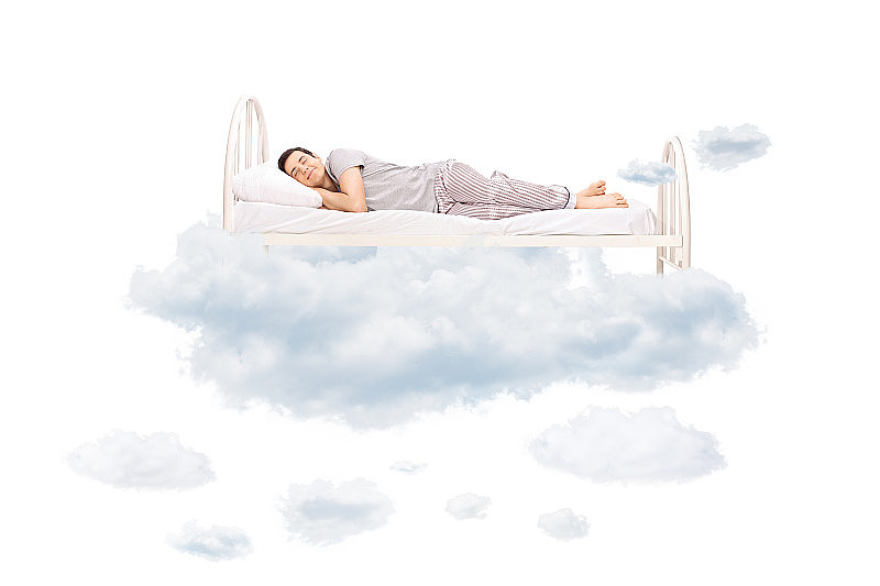 一个年轻人在云中舒适的床上睡觉