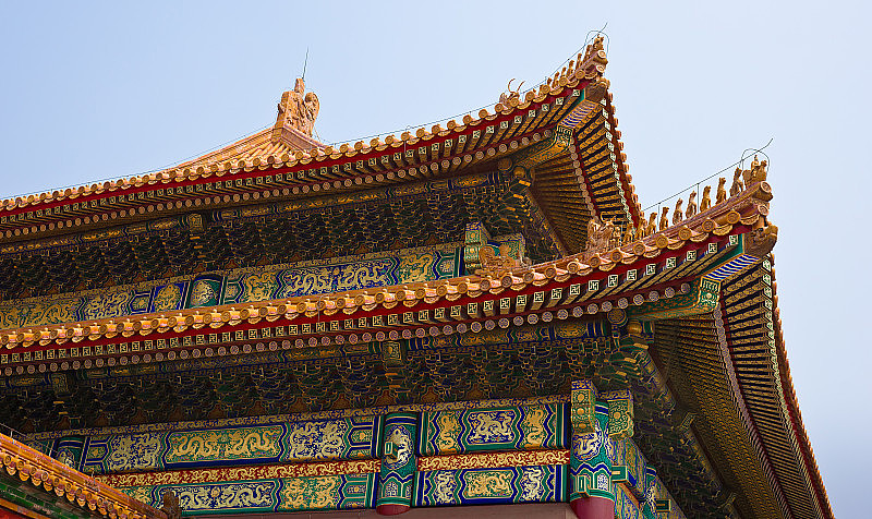 中国宫殿华丽的屋顶边缘在紫禁城，北京