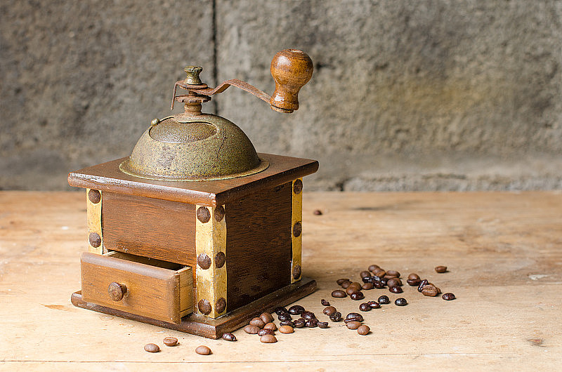 乡村背景上的老式咖啡研磨机。
