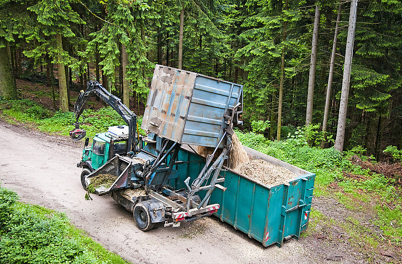 树木切碎机卡车木材碎片翻车机林业伐木森林轨道