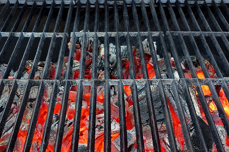 空热烧烤架与发光的木炭背景