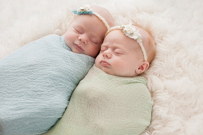 正在睡觉的双胞胎女孩