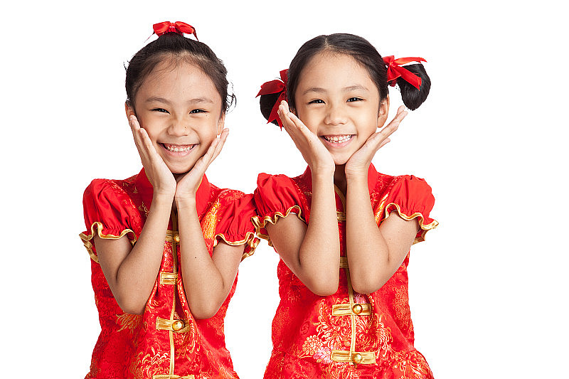 亚洲双胞胎女孩穿着中国旗袍